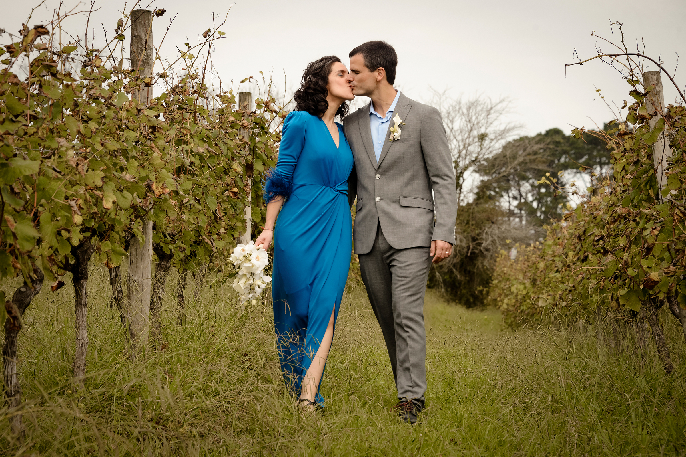 Reportaje de boda en Hondarribia con estilo natural y documental. Fotografías auténticas, sin posados, para capturar emociones reales y recuerdos inolvidables.