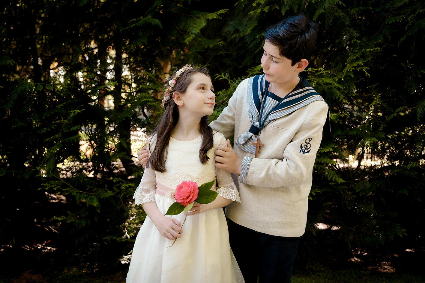 Capturamos la esencia de su comunión en Aiete con una mirada delicada y natural.