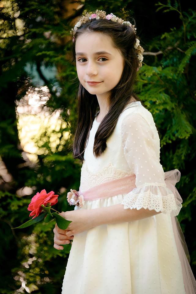 Capturamos la esencia de su comunión en Aiete con una mirada delicada y natural.