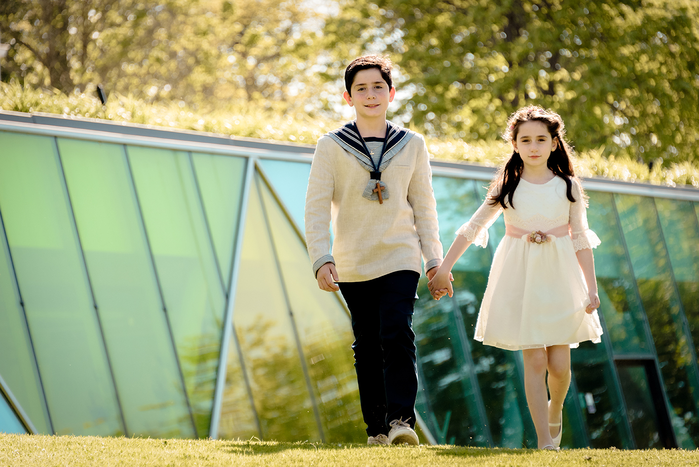 Capturamos la esencia de su comunión en Aiete con una mirada delicada y natural.