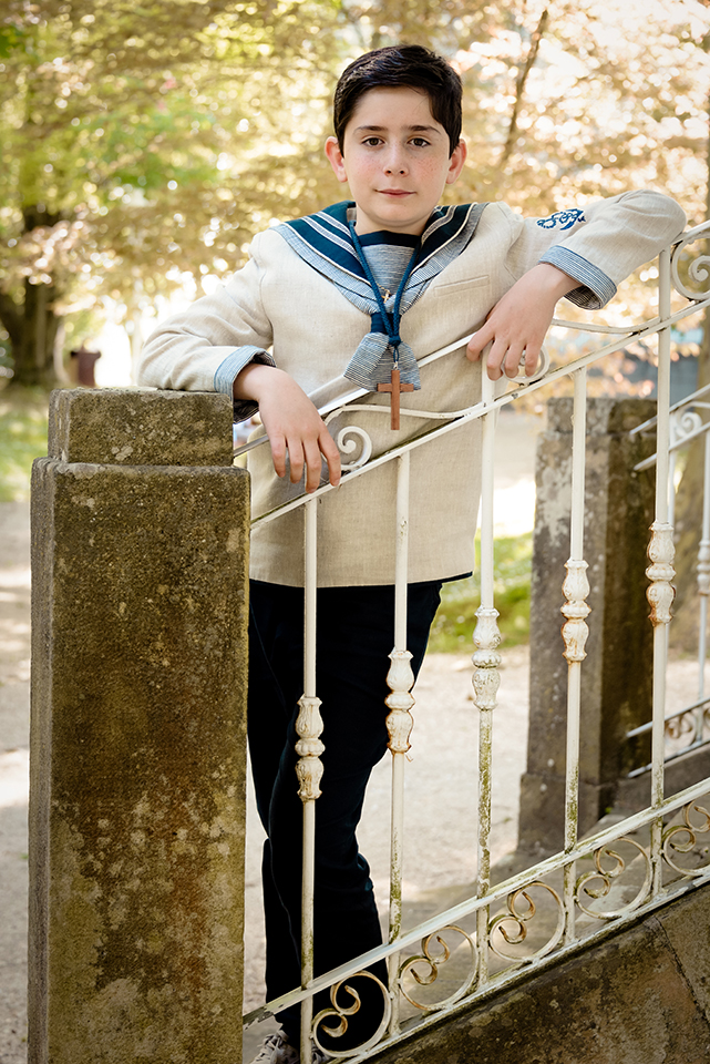 Capturamos la esencia de su comunión en Aiete con una mirada delicada y natural.